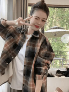 เสื้อเชิ้ตลายสก็อตบุขนแกะหนาปานกลางฤดูใบไม้ร่วง/ฤดูหนาวสำหรับผู้หญิง เสื้อคาร์ดิแกนเปิดคอโปโลแบบลำลองสไตล์เกาหลี