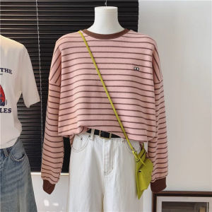 เสื้อยืดแขนยาวลายทางปักลายสไตล์เกาหลีแนวฮ่องกงสำหรับผู้หญิงเสื้อตัวบนบุขนกำมะหยี่หนาพิเศษลายทางทรงหลวมความยาวปานกลางใส่ช่วงฤดูใบไม้ร่วงและฤดูหนาวสำหรับผู้หญิง