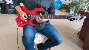 กีต้าร์โปร่งไฟฟ้า สำหรับการจับคู่แอมป์ 5 W และพร้อมเสียง