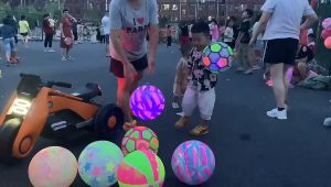 ลูกบอลชายหาด รุ่น สะท้อนแสงได้ น้ำหนักเบา (คละลาย) - ลูกบอลยาง **อ่านก่อนสั่งซื้อ** สะท้อนแสง