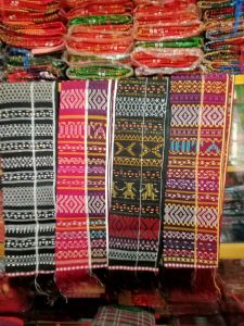 Ulos hande hande tenun Tarutung.