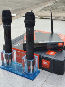 Micro không dây URX9900 nhỏ gọn âm thanh hay chống hú rít tốt. Tay cầm micro mang đến cảm giác chắc chắn vừa tay chống trơn trượt màn hình LCD hiển thị tần số và tình trạng pin cùng nút nguồn cho người dùng dễ dàng sử dụng.