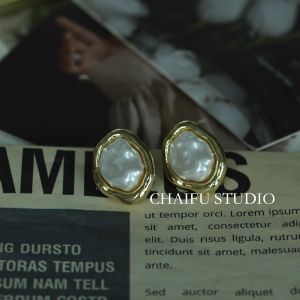 Elegant French Luxury Pearl Baroque Personality Clavicle Chain Necklace Copper Material Vintage Court Style Womens Fashion Jewelry