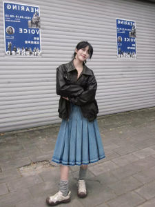 กระโปรงยีนส์ทรงเอเอวสูงสีน้ำเงินสำหรับผู้หญิงในฤดูใบไม้ร่วงและฤดูหนาว ดีไซน์อเนกประสงค์ กระโปรงจีบแบบมีขอบขนนุ่ม ผ้าฝ้ายผสม