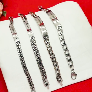 สร้อยข้อมือสแตนเลสแท้ลายเลสคั่นโค้ง พิมพ์ตัวอักษร คละแบบ ความยาว 8.5 นิ้ว สเเตนเลสเเท้ ใส่ได้ทุกโอกาส พร้อมส่ง