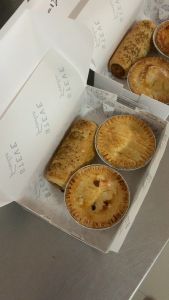 ชิ้น Mini Beef & Rosemary Sausage Roll มินิซอสเซจโรลเซฟ์และโรสแมรี่ 1 ชิ้น