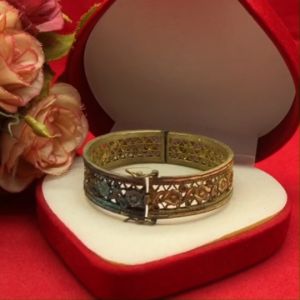 กำไลคลิปล็อคงานดิบทองเหลืองฉลุลายดอกไม้ เส้นผ่านศูนย์กลาง 5.5 ซม.งานดิบไม่ได้ชุบ ทองเหลืองโบราณ ใส่ในชีวิตประจำวันได้ พร้อมส่ง