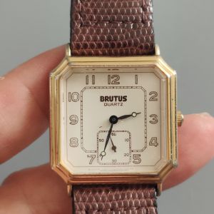 นาฬิกาญี่ปุ่นมือสอง Brutus 2เข็มครึ่ง ทรงtank ระบบควอตซ์ ตัวเรือนมีรอยจากการใช้งานตามรูป ยังสวยคลาสสิค สายหนังตะกวดแท้