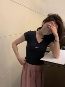 Áo Thun Nữ Tay Ngắn Ôm Vừa Vặn Cổ Chữ V Màu Đen Và Xám Mùa Hè Tay Lửng Thon Gọn Cổ Điển Phong Cách Đường Phố