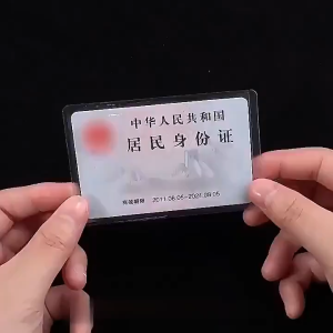 Penutup pelindung kartu bank kartu ID anti-degaussing transparan tempat kartu ID tebal satu bagian setelan desain gaya khusus