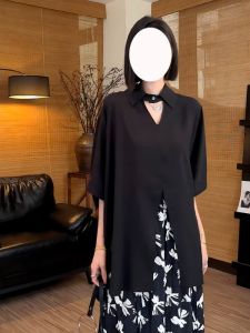 เสื้อเชิ้ตคอวีแขนสั้นทรงหลวมสีดำสำหรับผู้หญิงในช่วงฤดูร้อน เสื้อเชิ้ตทรงหลวมยาวปานกลางแบบเปิดข้าง สไตล์ทำงาน สไตล์ลำลอง