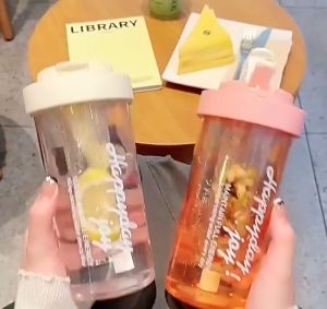 Bình Nước Happyday 600ml Có Ống Hút Dễ Thương Chống Rò Rỉ Đồ Uống Để Uống Sữa cafe