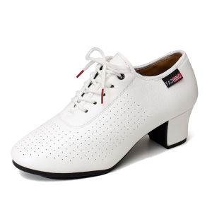 รองเท้าเต้นรำละตินแบบใหม่สำหรับผู้หญิงรองเท้าเต้นหนังแท้พื้นนิ่มสีขาวใส่ด้านนอกสำหรับผู้ใหญ่รองเท้าเต้นลานกว้างส้นสูงปานกลาง