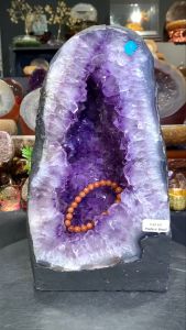 🇲🇾Johor High Grade amethyst geode 高品💯天然紫晶洞 晶牙光泽透 边部薄皮玛瑙 还有小钛晶共生👍 风水五行木🪵 (如定制实木底座另加RM60)👈🏻optional 高height: 30cm 宽width: 17x13.5cm 洞深hole: 4cm 重weight: 9.6kg
