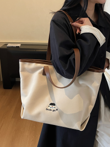 กระเป๋าถือทรงสี่เหลี่ยมแนวตั้งขนาดใหญ่สำหรับใส่ของใช้ประจำวันแบบลำลองสำหรับผู้หญิง กระเป๋าสะพายไหล่แบบหนัง PU ซิปปิด