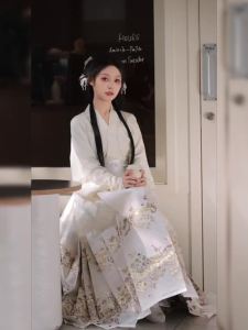 คำ [ วิสทีเรีย ] กระโปรงหน้าม้าสีทองทอจากราชวงศ์หมิงดั้งเดิมกระโปรงองค์ประกอบสไตล์จีนใหม่พร็อพ Hanfu