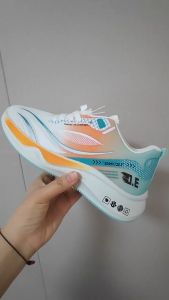 รองเท้าวิ่งกีฬาลำลองสำหรับผู้ชายทันสมัย ​​ดีไซน์ตาข่าย สวมใส่สบายและระบายอากาศได้ดี