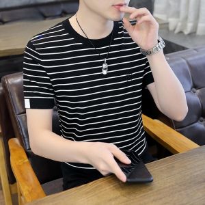 ROMON | เสื้อยืดแขนสั้นลายทางผ้าไหมน้ำแข็งสำหรับผู้ชาย ทรงหลวม คอกลม แฟชั่นฤดูร้อน ลำลอง เสื้อชั้นในผู้ชาย ลำลอง ระบายอากาศได้ดี