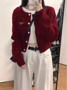 เสื้อคาร์ดิแกนถักสีแดงเข้มสำหรับผู้หญิง ฤดูใบไม้ร่วง/ฤดูหนาว สไตล์ใหม่ เสื้อคลุมยาวแขนยาวหลวมๆ สไตล์เกาหลี ทรงสั้น คอตั้ง ปกติ