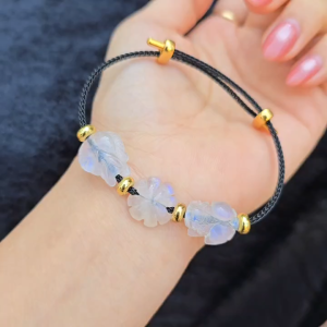 Q2344 Vòng cỏ 4 lá hồ ly tỳ hưu đá Mặt Trăng Moonstone Kim và Thuỷ - Phong Thuỷ TUDO P