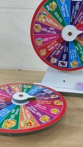 Vòng quay ăn nhậu tiếng anh 16 ô khủng long hoa văn đỏ bằng gỗ MDF chống nước an toàn