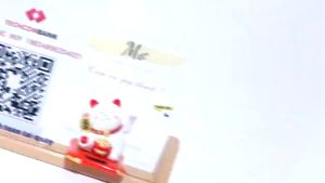 Bảng mica in theo yêu cầu in mã qr để bàn đựng mèo thần tài vẫy tay chất liệu mica bền đẹp