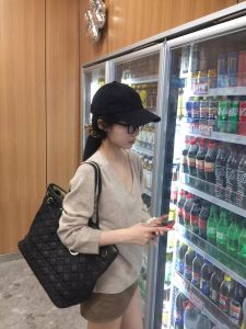 Loose Fit Oatmeal V-neck Knitwear Womens Style Autumn 2024 New Lazy Fashion Small Niche Design Top Korean Version Knitted Sweater