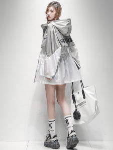 เสื้อคลุมกันแดดแบบยาวปานกลางทรงสลิมฟิตสำหรับผู้หญิงในช่วงฤดูร้อนปี 2025 ผ้ากันแดดบางสไตล์เสื้อแจ็คเก็ตแบบสวมทับ