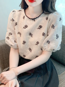 เสื้อยืดแขนสั้นผ้าชีฟองลายดอกไม้สำหรับผู้หญิงในช่วงฤดูร้อนปี 2025 เสื้อเชิ้ตผู้หญิงสไตล์ใหม่ที่หรูหราและสง่างาม