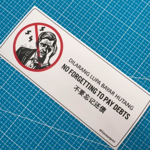 No Forgetting To Pay Debts. Dilarang Lupa Bayar Hutang. 不要忘记还债. Premium Sticker Prohibition Sign. Prohibited Label Notice Signage. Laminated Waterproof Scratch Resistant. Suitable for Indoor and Outdoor. Retro Special Unique Exclusive Design.