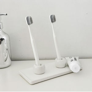 จัดระเบียบแปรงสีฟันแบบเซรามิก ชั้นวางของสำหรับช้อนและครีมสำหรับหน้า ช่องเก็บของสำหรับป้องกันการสูญหาย ชั้นวางของสำหรับแปรงสีฟันแบบตั้งได้