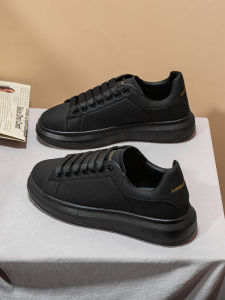 รองเท้าผ้าใบลำลองสีดำ ทรงสวมสบาย ระบายอากาศได้ดี สำหรับผู้ชายและผู้หญิง รองเท้าผ้าใบสีขาวสำหรับคู่รัก รองเท้าผ้าตาข่ายแบบสวมสบาย