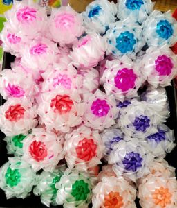 เหรียญโปรยทานดอกบัวดาวตัวเปล่า คละสี 1 ชุด 50 ดอก สินค้าพร้อมส่งไม่ต้องพรีออเดอร์