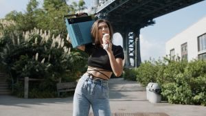 เครื่องเล่นแผ่นเสียง VICTROLA - REVOLUTION GO พร้อมแบตเตอรี่ในตัวใช้งานต่อเนื่องได้ถึง 12 ชั่วโมง มีลำโพงในตัว พกพาสะดวก สินค้ารับประกัน 1 ปี