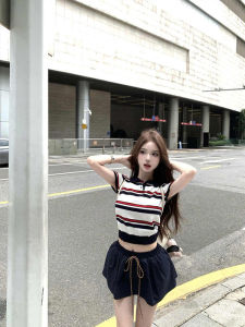 เสื้อยืดคอโปโลถักแขนสั้นลายทาง Miu เสื้อผ้าผู้หญิงฤดูร้อน ดีไซน์เก๋ไก๋ ทรงสั้น ทรงเข้ารูป ผ้าฝ้ายโพลีเอสเตอร์