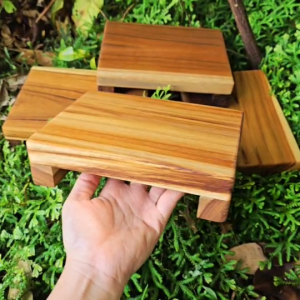 ที่วางของ โต๊ะเตี้ยวางของเอนกประสงค์ ชั้นวางของไม้สักขนาดเล็ก ก15xย20xส5ซม. หนา 2 ซม. ทำจากไม้สักแท้ แข็งแรง คงทน ลวดลายสีไม้สักสวยงามตามธรรมชาติ