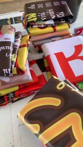 ป้ายไวนิลเมนูข้าวกะเพรา หมูกระเทียม [แก้ไขได้] สวยเด่น เงางาม คุณภาพสูง ทนน้ำ ทนแดด พร้อมใช้งาน ของตกแต่ง ป้ายประกาศ กลา