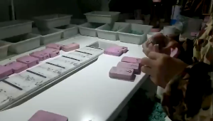 ยุโรปและอเมริกาข้ามพรมแดนต่างหูขายร้อนแฟชั่นกลวงวงกลมหัวเข็มขัดหูผู้หญิงสไตล์ Ins แสงหรูหราสีต่างหูสมบัติขายส่ง