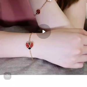 Gelang Tangan Wanita Titanium Model Terbaru Bunga Ladybug Kepik Kumbang Merah Perhiasan Titanium Anti Karat Tidak Luntur