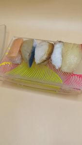 จานซูชิ โต๊ะเสริฟซูชิ ถาดวางซาชิมิ ถาดปลาดิบ ชั้นซุชิ ทรงโค้ง อคิลิค สีขาว ลายคลื่นทะเล มี 3 ขนาด