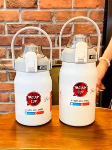 New ! ขวดน้ําเก็บความร้อน - เย็น ขนาด 1/1.3/1.7 ลิตร มีหูจับพกพาง่าย แถมฟรี สติ๊กเกอร์และตุ๊กตา 3D