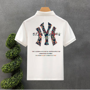 เสื้อโปโลแขนสั้นสีขาวทรงสลิมฟิตสำหรับผู้ชาย คอลเลกชันฤดูร้อนปี 2024 เสื้อยืดคอตตอนพิมพ์ลาย ทรงปกติ เสื้อผ้าทำงานสำหรับวัยรุ่น