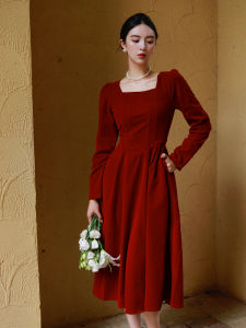 ชุดเดรสยาวผ้ากำมะหยี่สีแดงสไตล์ฝรั่งเศส คอเหลี่ยม แขนยาว กระโปรงทรงเอ ฤดูใบไม้ร่วง/ฤดูหนาว สำหรับผู้หญิง