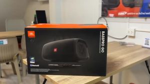 ลำโพงกลางแจ้งและในรถยนต์ JBL BASSPRO GO มาพร้อมขายึดสำหรับติดตั้งในรถยนต์ สายไฟและฮาร์ดแวร์ต่างๆ