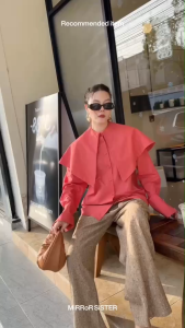 เสื้อแขนยาว ตกแต่งส่วนปกเป็นโอเวอร์เลเยอร์ ช่วยให้ดูสมส่วนและมั่นใจในทุกโอกาส 🌟  เสื้อแขนยาว ตกแต่งส่วนปกเป็นโอเวอร์เลเยอร์ ช่วยเฟรมไหล่ให้ดูสมส่วน จะใส่ไปทำงาน ไปคาเฟ่ หรือประชุมก็ให้ภาพลักษณ์ที่ดูแพงและมั่นใจ