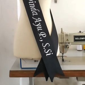 VitaStoree Selempang Wisuda Satin Bordir Komputer Tanpa Pinggiran Custom Cepat Rapi