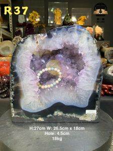 agate geode crystal with calcite #johorbahru #crystal 五行水土💯天然紫晶洞 厚体玛瑙+绿幽灵+方解石花边👍 正中心带一大颗黄方解石🍀 晶体透亮带有钛晶✅  高height: 27cm  宽width: 26.5cm x 18cm  洞深hole: 4.5cm  重weight: 18kg  📍Johor Bahru 区可自行取货或邮寄服务