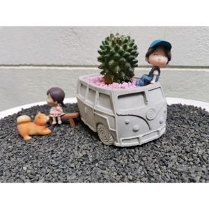 กระถาง​ต้นไม้​รูป​รถ​ตู้แนวมินิมอล