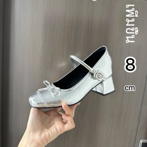 Silver Mary Jane Chunky Heel เดินทางสายรัดเดียวรอบหัวผีเสื้อรองเท้าส้นสูงผู้หญิง ทันสมัย ความสูงด้านใน 8 ซม.