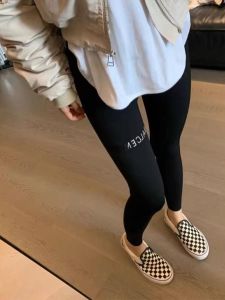 กางเกงโยคะทรงหลวมเอวสูงลายตัวอักษรสีดำ ทรงสลิมฟิต สำหรับผู้หญิง กางเกงขายาวลำลอง ผ้าไนลอนผสมยางยืด ผลิตในจีน